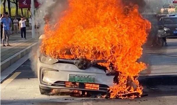 電動(dòng)汽車(chē)安全嗎？會(huì)不會(huì)自燃嗎？