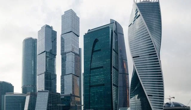 俄羅斯計(jì)劃 2025 年生產(chǎn) 1000 個(gè)國產(chǎn) 5G 基站，從而加快百萬人口城市 5G 網(wǎng)絡(luò)的部署進(jìn)程。